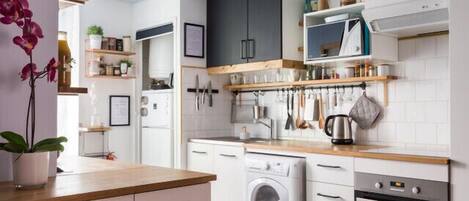 Réfrigérateur, four à micro-ondes, un four, surface de cuisson