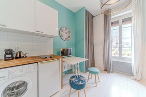 Fridge, microwave, stovetop, coffee/tea maker - Le Berliet - Cosy Studio Near Maison de la Danse (Lyon)