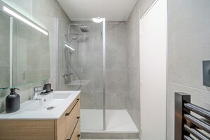Dusche, Haartrockner, Handtücher