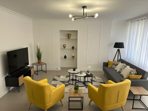 TV - ✨ Bright apartment with balcony – Charpennes Metro / Cours Émile-Zola (Villeurbanne)