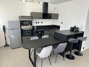 Réfrigérateur, micro-ondes, four, plaque de cuisson