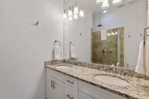 Shower, hair dryer, towels, soap - Blue Mountain Beach, walk to the beach, 6 seater golf cart, bikes, beach gear (Santa Rosa Beach)
