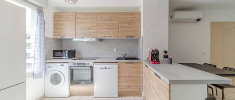 雪櫃、微波爐、焗爐、爐具