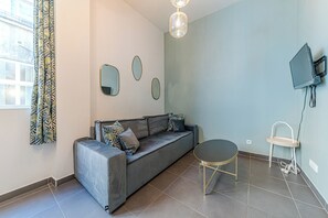 TV - 🏠 Charming Duplex in the Heart of Lyon – Ideal for 2 travelers 🌟 (Lyon)