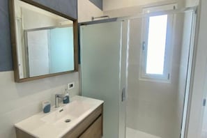 Een douche, een bidet, handdoeken