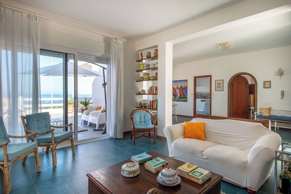 House, Garden View | Living area | 35-inch TV with digital channels - Seaview Villa In Mongerbino (Santa Flavia)