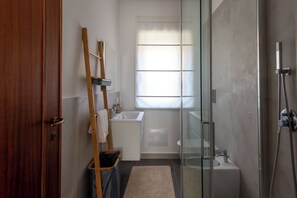 Rumah, pemandangan kebun | Kamar mandi | Shower, perlengkapan mandi gratis, pengering rambut, dan kloset