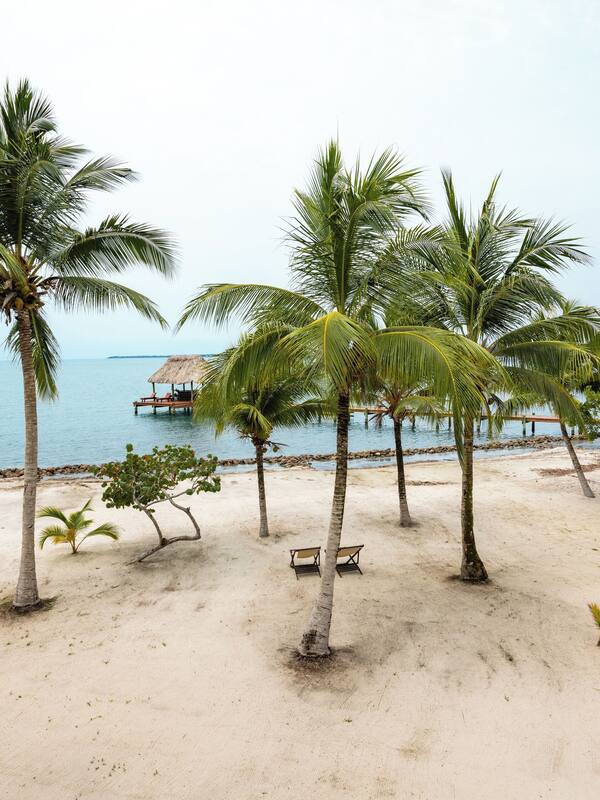 位於海灘上、白沙、躺椅、海灘浴巾