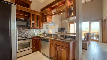 Full-sized fridge, microwave, oven, stovetop