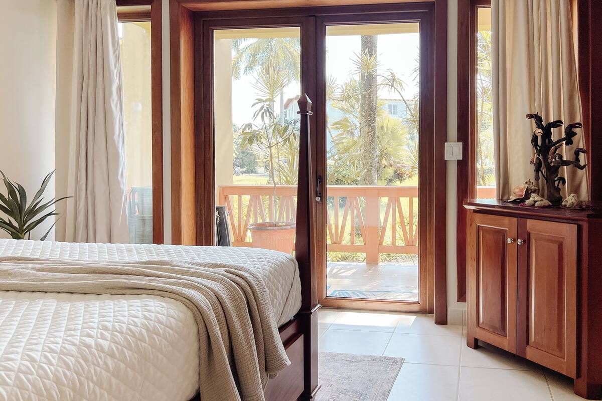 Condo tiện nghi đơn giản, 3 phòng ngủ, quang cảnh một góc biển, tầng trệt | Két bảo mật tại phòng, bàn ủi/dụng cụ ủi quần áo 
