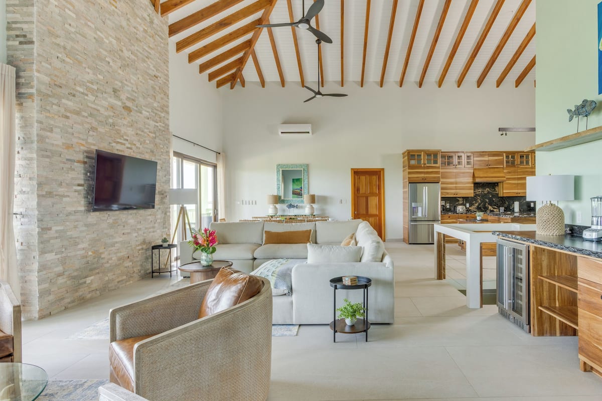 Attico Luxury, vista mare, di fronte alla spiaggia | Una cassaforte in camera, ferro/asse da stiro, Wi-Fi gratuito, lenzuola