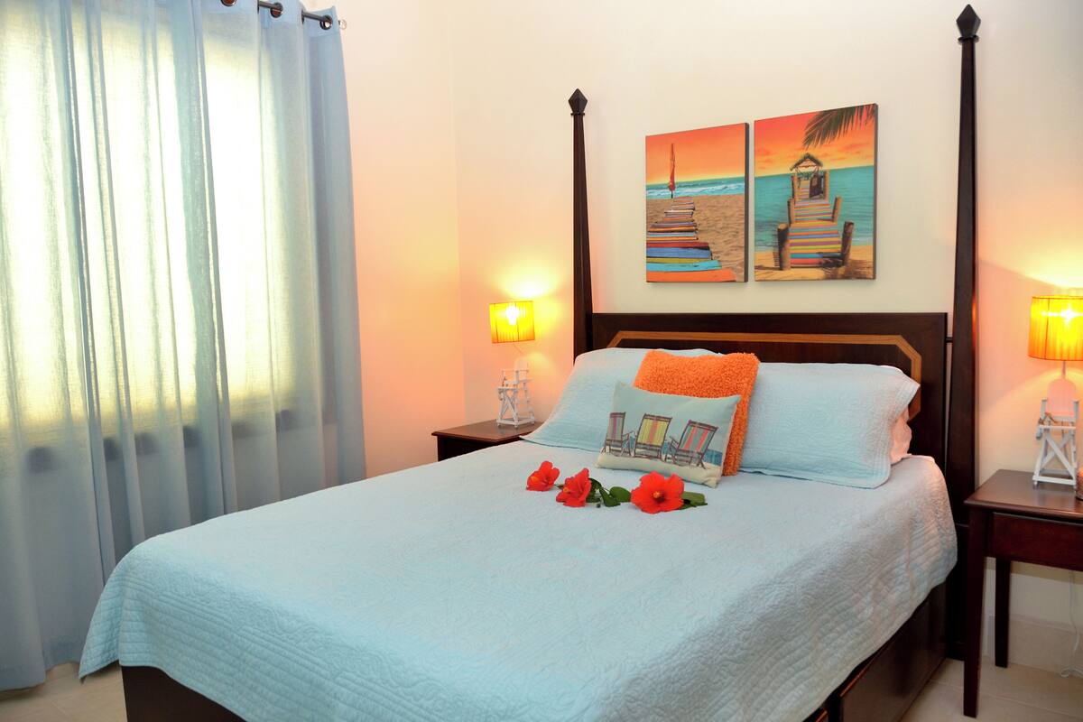 Condo phong cách cổ điển, 2 phòng ngủ, quang cảnh một góc biển, tầng trệt | Két bảo mật tại phòng, bàn ủi/dụng cụ ủi quần áo 