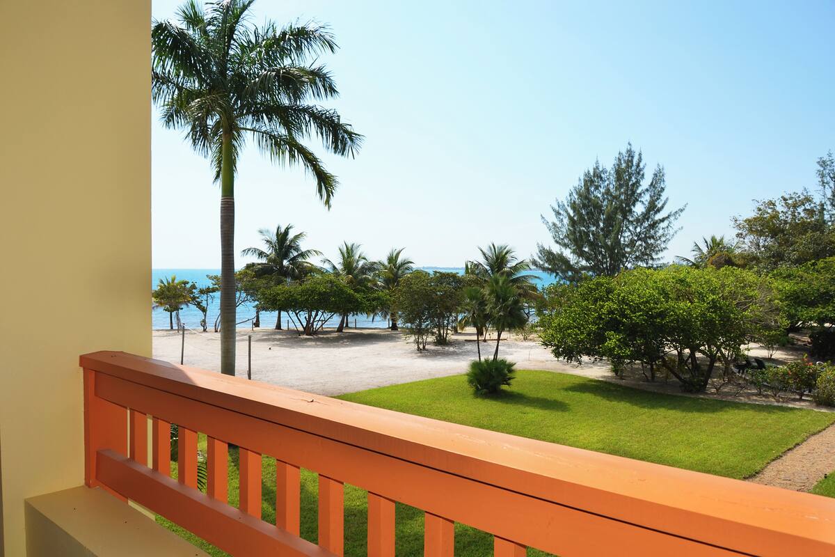 Condo phong cách cổ điển, 2 phòng ngủ, quang cảnh một góc biển | Quang cảnh từ phòng