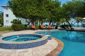 Piscine extérieure, parasols de plage, chaises longues