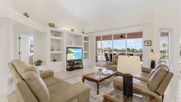 Smart-TV, bøker og kontorer