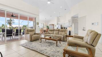 Smart-tv, boeken en een kantoor