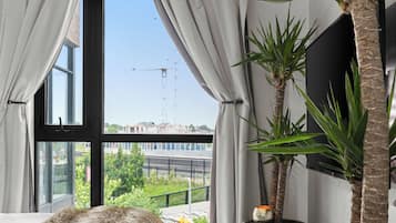 Premier Condo | 2 bedrooms, free WiFi, bed sheets, wheelchair access