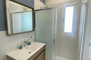 Shower, bidet, towels - Zulie Rooms - Sirocco (Olbia)