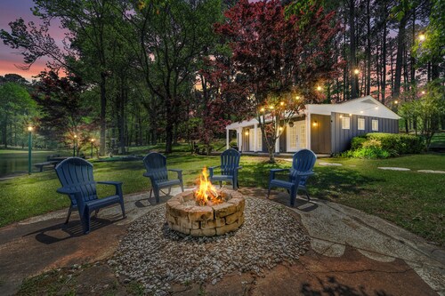 Lake View: Cozy 2 BR Cottage Close to Atlanta