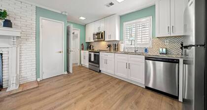 Lake View: Cozy 2 BR Cottage Close to Atlanta
