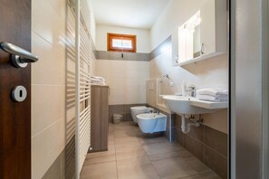 Ferienhaus, Seeblick | Badezimmer | Seife, Shampoo, Toilettenpapier