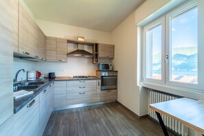 House, Lake View | Private kitchenette