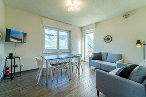 Casa, vistas al lago | Zona de estar
