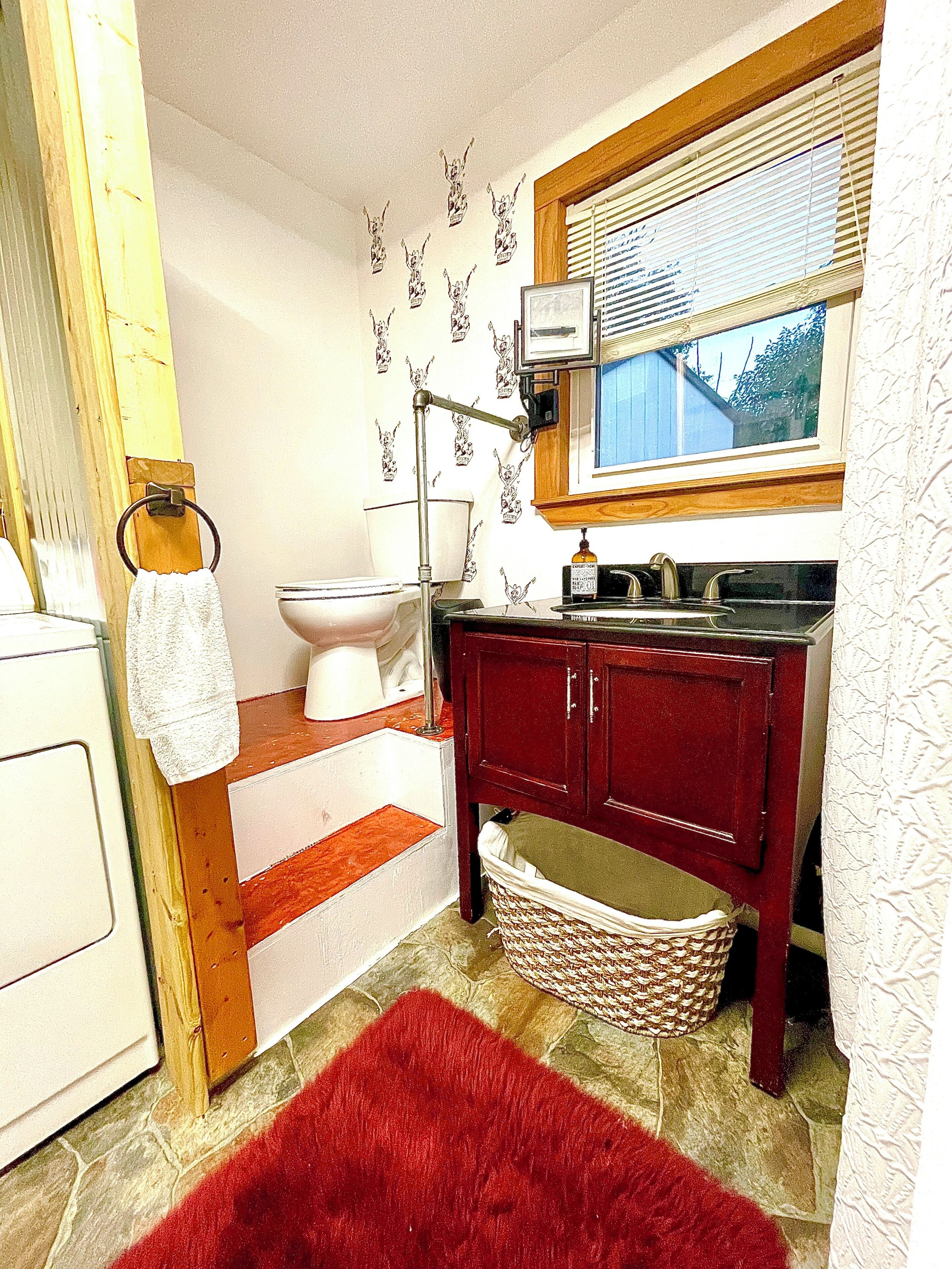 Een douche, een haardroger, handdoeken, zeep