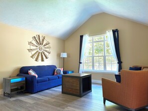 スマートテレビ、暖炉、書庫