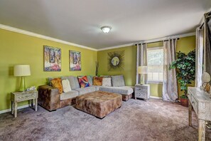 Living area - Amazing 4 Bedroom Home Near Airport (Riverdale)