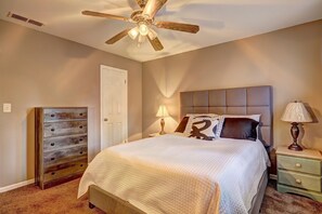 Room - Amazing 4 Bedroom Home Near Airport (Riverdale)