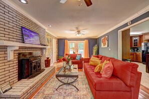 Living area - Amazing 4 Bedroom Home Near Airport (Riverdale)