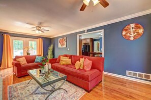 Living area - Amazing 4 Bedroom Home Near Airport (Riverdale)