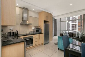 Geladeira, micro-ondas, fogão, cooktop