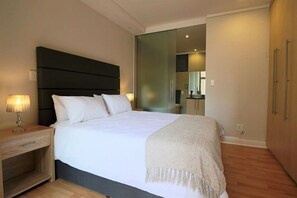 1 quarto, escrivaninha, ferros/tábuas de passar roupa, Wi-Fi de cortesia