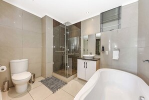 Hårtork och handdukar