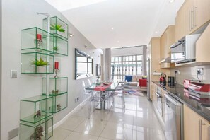 Fridge, microwave, oven, stovetop - Hydro Park Penthouse Loft (Sandton)