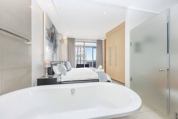 3 bedrooms, desk, iron/ironing board, free WiFi - Hydro Park Penthouse Loft (Sandton)