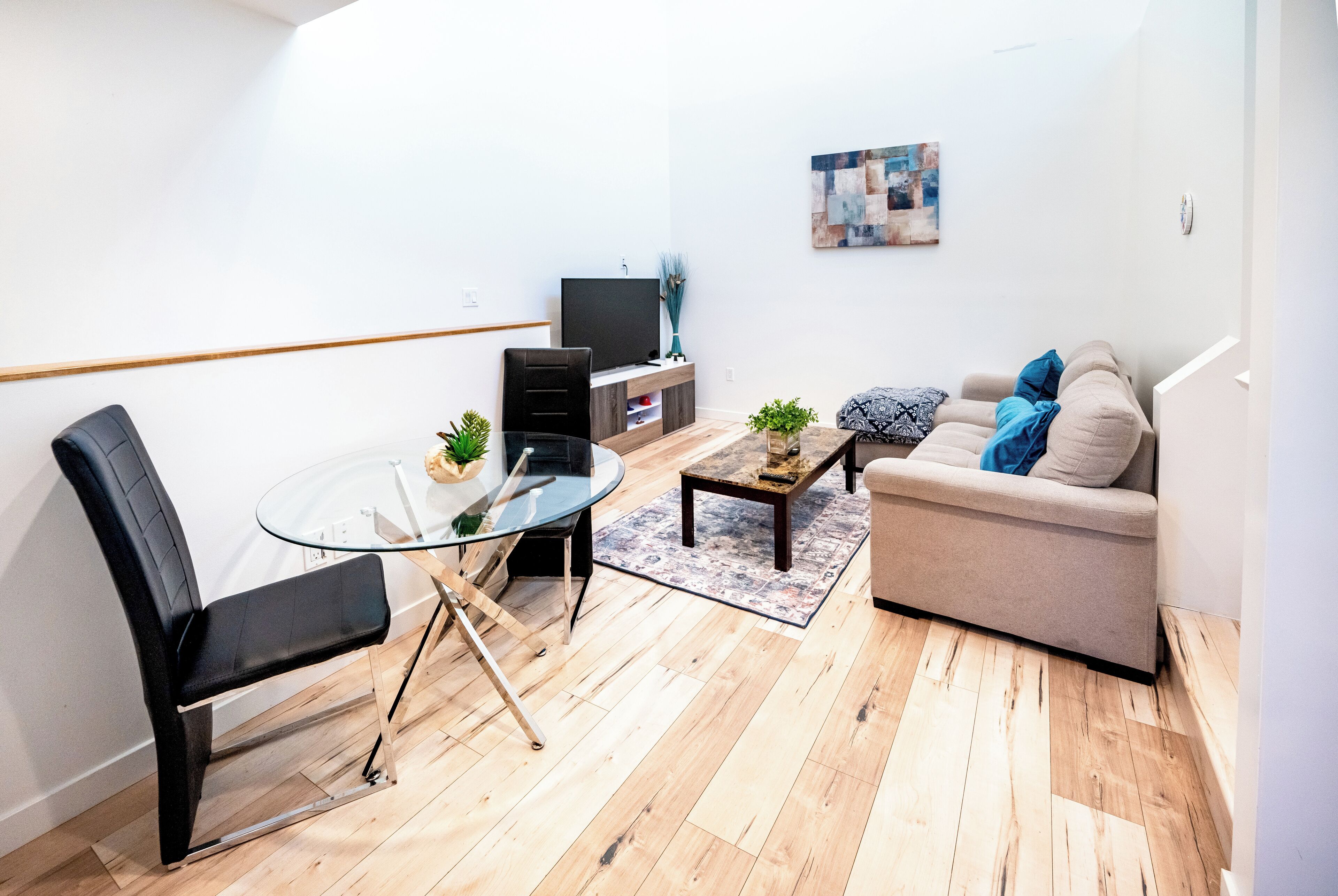 Three Story Loft with 2 Bedroom & 2 Bathroom in Koreatown Area with 2-Parking