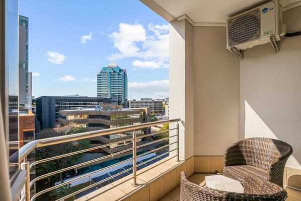 Property grounds - Hydro Apartments in Sandton - 2 bedroom (Sandton)