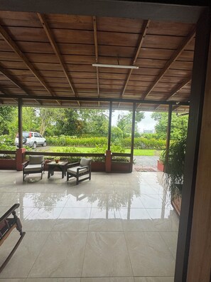 Family Room | Living area - Hôtel jardines Arenal  (La Fortuna)