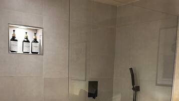 Een haardroger, handdoeken, zeep, toiletpapier