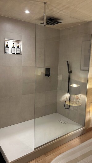 Haartrockner, Handtücher, Seife, Toilettenpapier