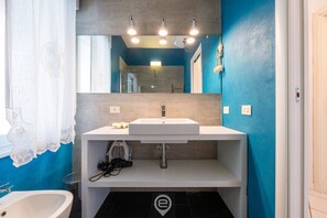 Bruser, hårtørrer, bidet, håndklæder