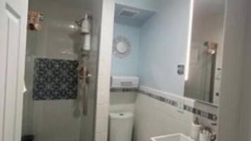 SĂšche-cheveux, serviettes fournies, savon, papier toilette