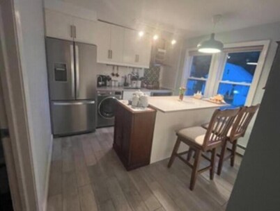 Beautifully appointed cottage-like unit in independent house