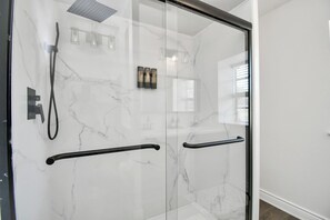 Douche, séchoir à cheveux, serviettes fournies, savon