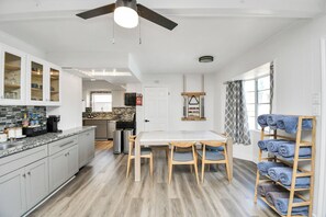 Réfrigérateur, four à micro-ondes, un four, surface de cuisson