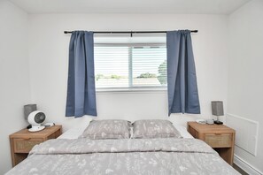 4 chambres, bureau, fer et planche à repasser, lit de bébé portatif