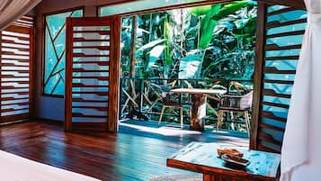 Premium Quadruple Room | Living area